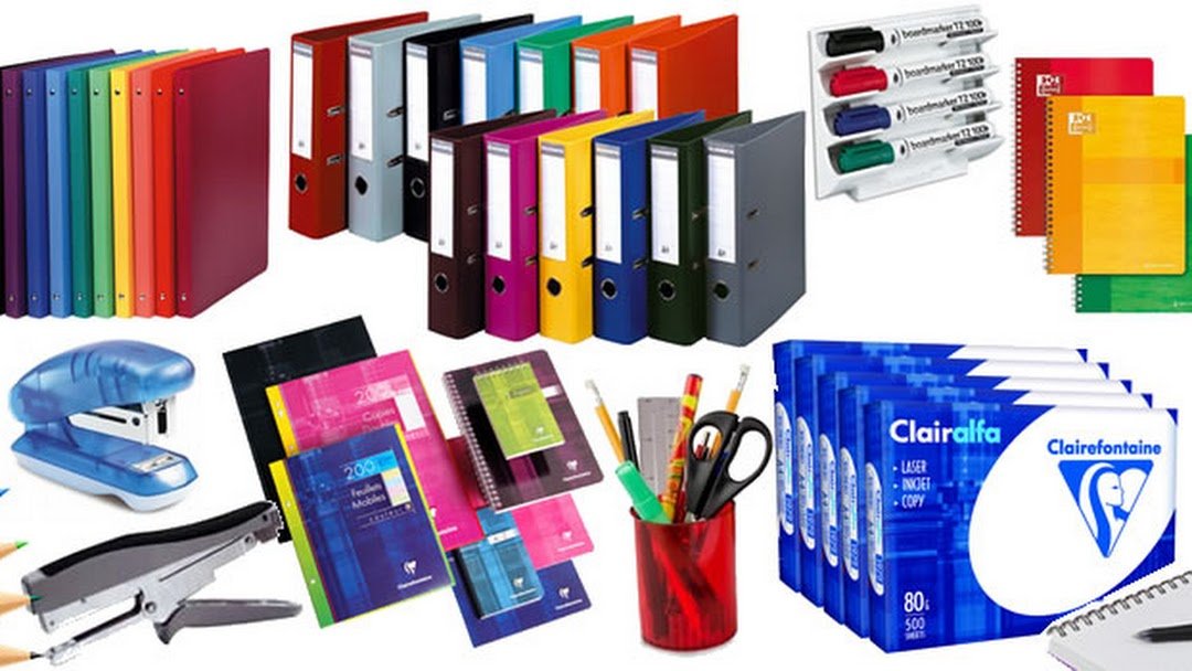 Classeurs, agrafeuse et fournitures de bureau